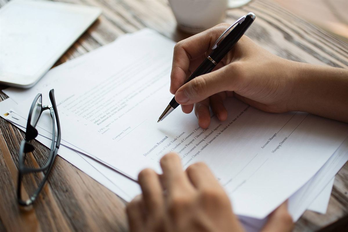 Firma y revisión de documentos de una propiedad