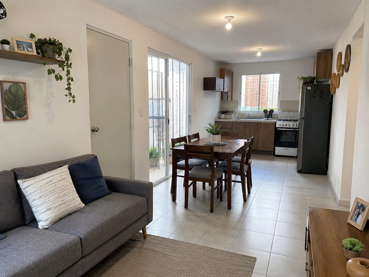 Interior remodelado con sala, comedor y cocina